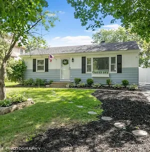 Naperville Nest-Dog Friendly Cozy North Naperville 3 Bed/2 Ba Home Exterior photo