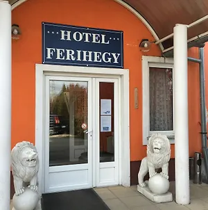 Hotel Ferihegy Вечеш Exterior photo